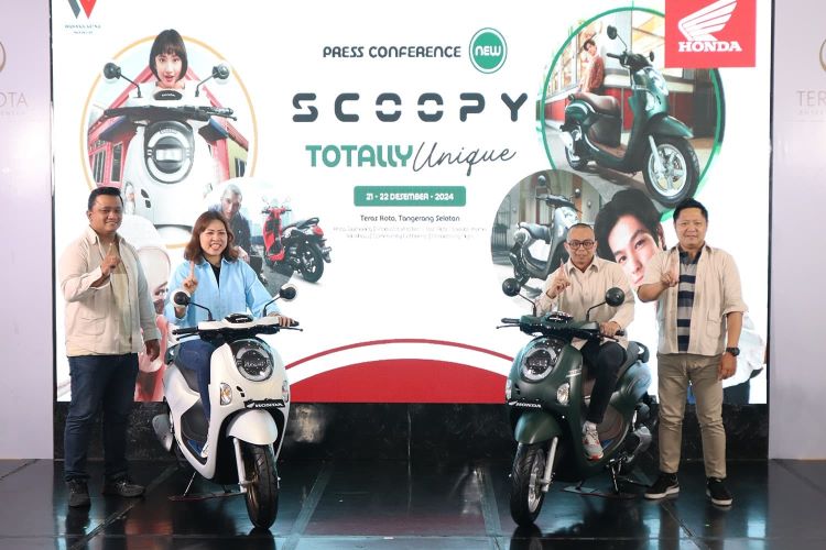 Petinggi PT Wahana Makmur Sejati melakukan peluncuran regional New Honda Scoopy di Teraskota Tangerang Selatan