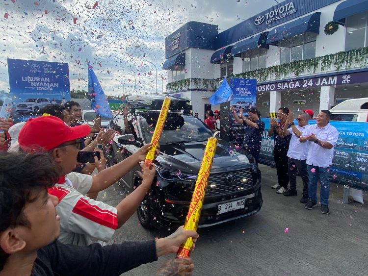 Pihak Auto2000 melepas kontingen mekanik yang bakal terjun di berbagai Posko Siaga Auto2000 untuk melayani konsumen dalam perjalanan libur Nataru 2024