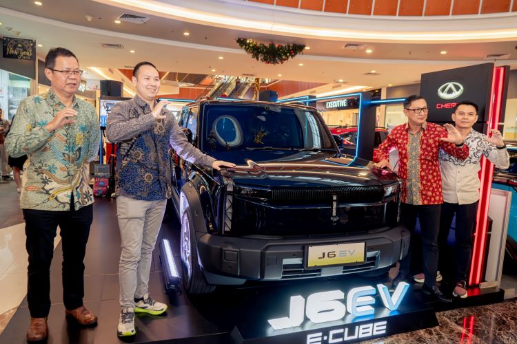 Petingggi Chery di Pontianak meluncurkan mobil offroad listrik Chery J6