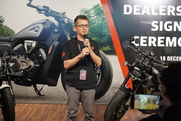 Manager Dealer QJMotor Pieter L Aletrino saat sambutannya membuka kerja sama dengan diler partner