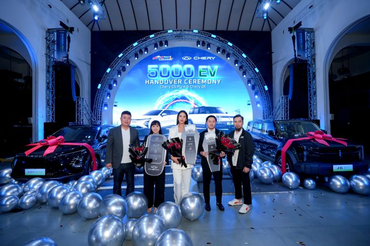 Petinggi Chery dan kostumer termasuk Anya Geraldine yang mendapatkan apresiasi atas kepercayaan mereka memilih produk Chery