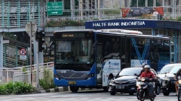 Bus Transjakarta yang melayani Koridor 1 saat melintasi Halte Bank Indonesia