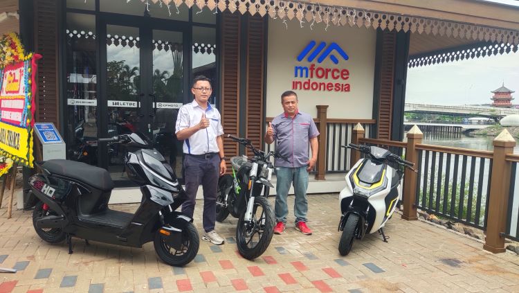 Petinggi PT MForce Indonesia saat meresmikan diler barunya di PIK 2, Kamal, Jakarta Utara