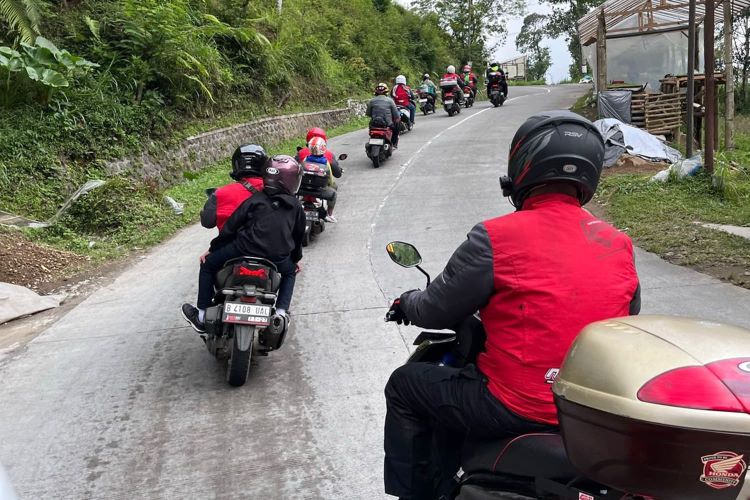 Perjalanan touring komunitas motor Honda 