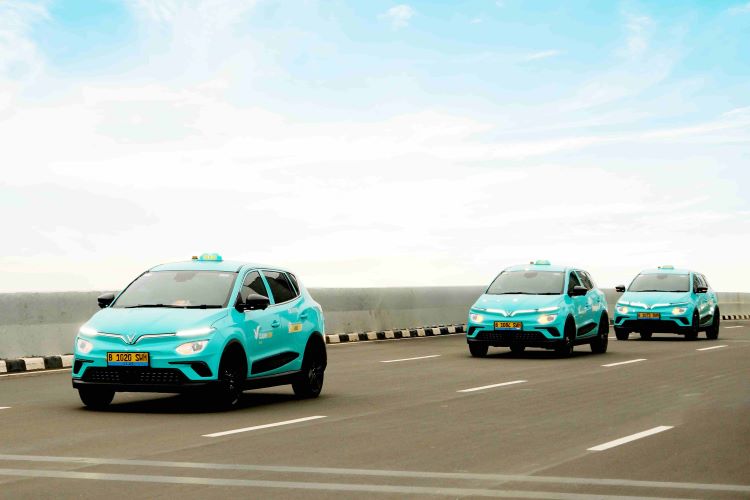 Deretan taksi Xanh SM yang menjadi transportasi baru di Jakarta