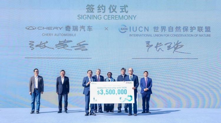 Petinggi Chery Group merayakan penjualan positif mobil mereka pada tahun 2024