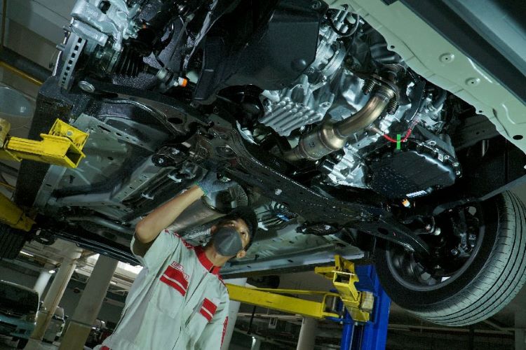 Mekanik Auto2000 sementara melakukan pengecekan terhadap unit mobil konsumen