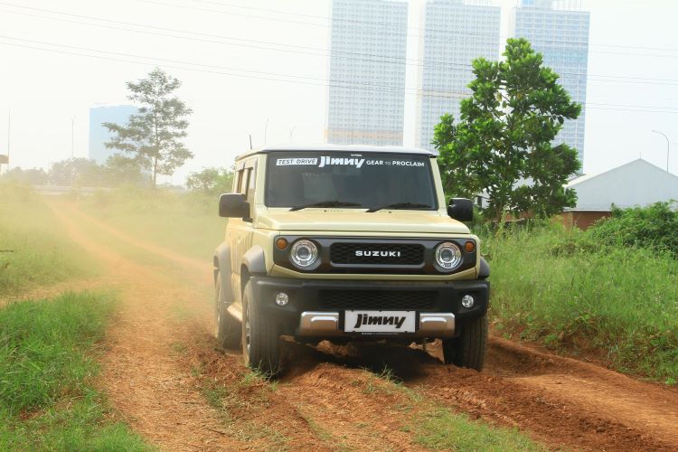 Suzuki Jimny 5-door saat menjalani test drive untuk menguji ketangguhannya