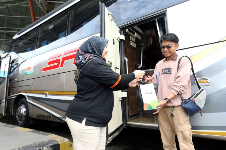 Pelayanan maksimal PO SAN ke penumpang dengan berbagi bingkisan akhir tahun