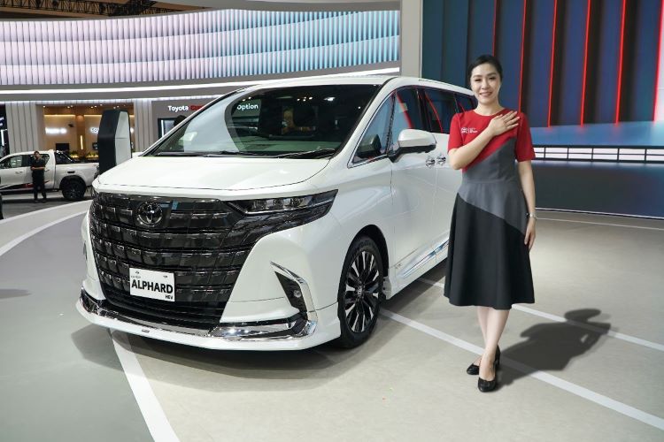 Mobil mewah Toyota  Alphard yang ramah lingkungan dan efisien