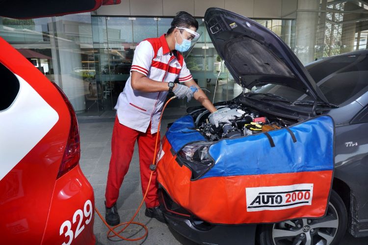 Teknisi Auto2000 sementara merlakukan perbaikan dan perawatan ke mobil konsumen