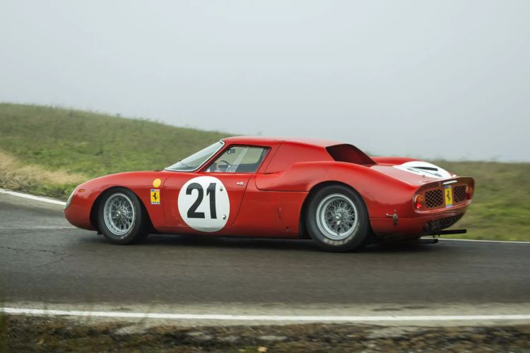 Mobil legendaris Ferrari 250 LM saat melesat di sebuah lintasan balap