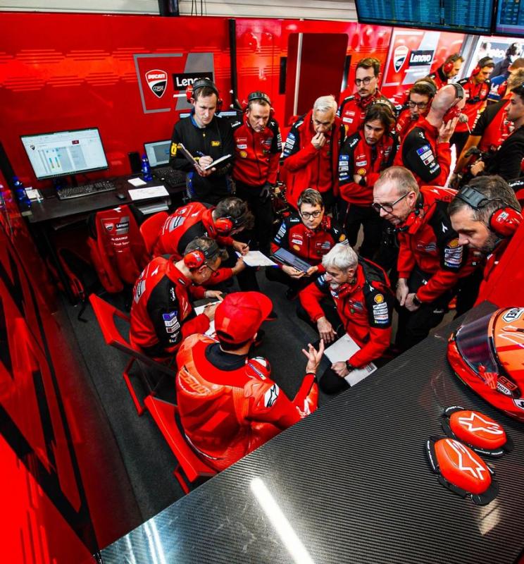 Rapat para teknisi, ritual rutin di paddock MotoGP. (Foto: motogp)