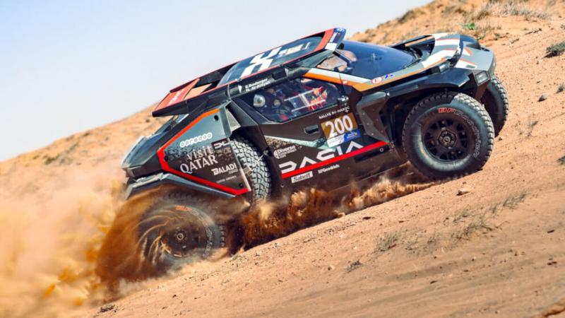 Nasser Al-Attiyah di atas Dacia Sandriders, jagoan baru di kancah Dakar 2025. (Foto: dacia)