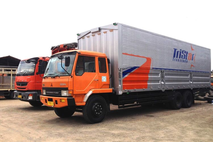 Unit truk logostik milik PT Tristar Transindo yang memprioritaskan keselamatan logistik di jalan