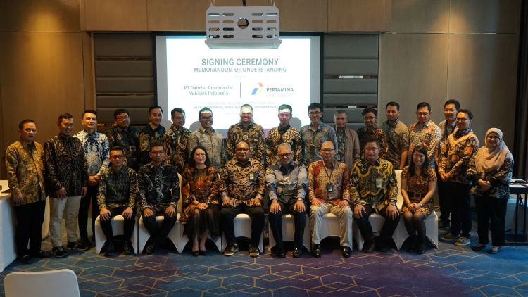 Para petinggi Dimler Indonesia dan PT Pertamina Patra Niaga dalam penandatanganan Mou kemitraannya