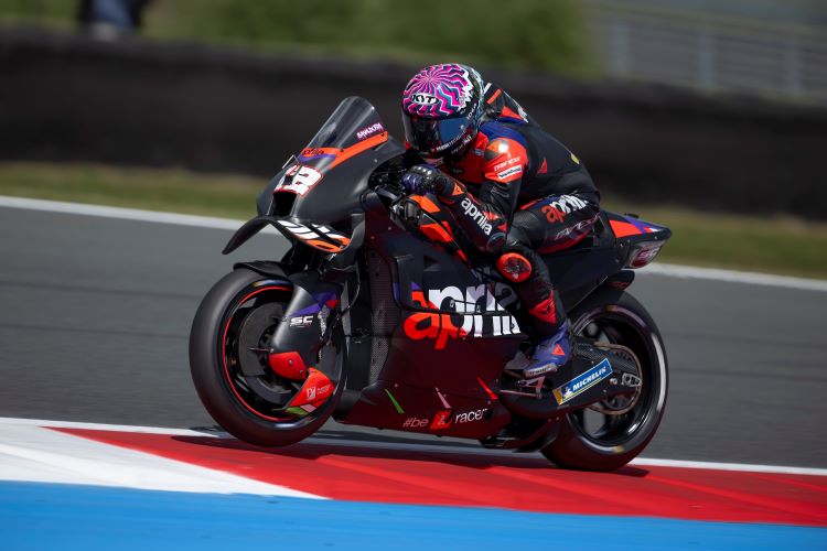 Lorenzo Savadori saat menjajal tunggangan Aprilia Racing saat menjalani tes di sebuah lintasan balap