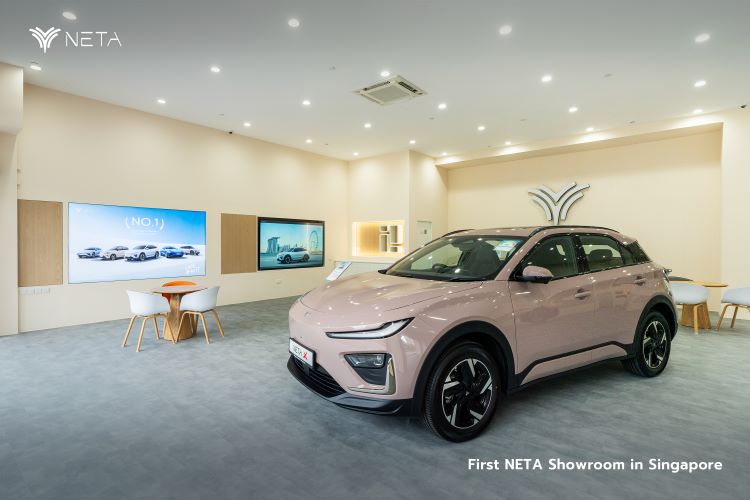 Sebuah unit Neta X yang display di showroom pertamanya di Singapura