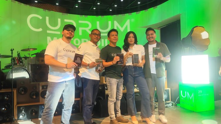 Petinggi Cuprum Performance Indonesia bersama Ariel Noah dalam peluncuran pelumas terbarunya