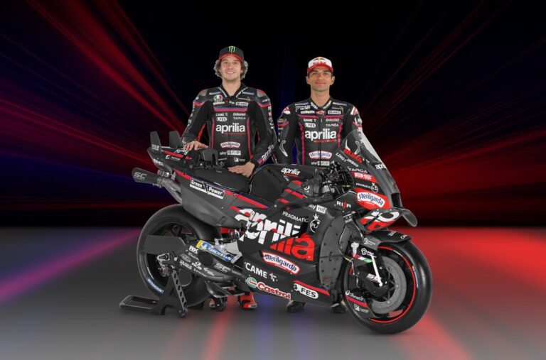 Jorge Martin dan Marco Bezzecchi saat perkenalkan livery Aprilia RS-GP 2025 di Milan, Italia. (Foto: aprilia)