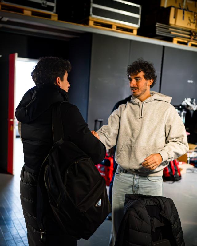 Keakraban perdana Francesco Bagnaia dan Marc Marquez jelang launching tim pabrikan Ducati. (Foto: ducati)