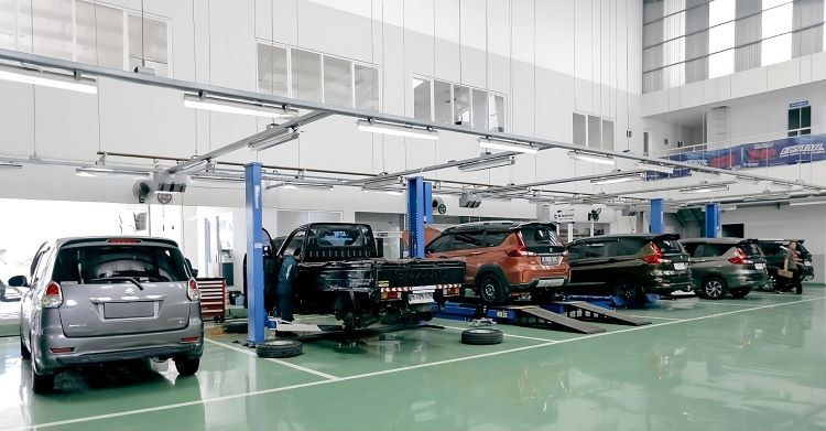 Deretan mobil Suzuki yang melakukan perawatan dan servis di bengkel resmi