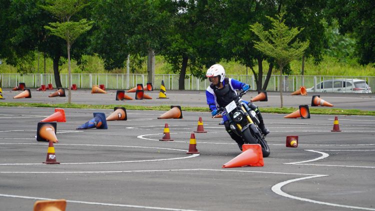 Instruktur safety riding Astra Honda Motor melakukan pelatihan untuk berlaga di  The 3rd Asia-Oceania Honda Safety Instructor Competition 2025 