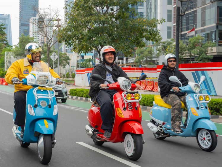 Touring santai bareng pecinta Vespa LX sembari menikmati kota Jakarta