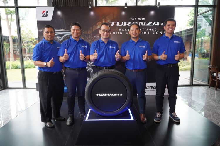 Para petinggi Bridgestone Indonesia saat meluncurkan ban baru Turanza 6 di Senayan, Jakarta, Rabu (22/1)