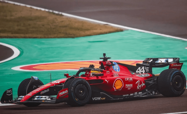 Lewis Hamilton saat kali pertama menyetir Ferrari SF23 di Fiorano, Italia. (Foto: ist)