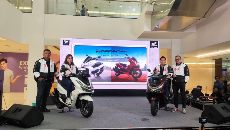 Petinggi PT Wahana Makmur Sejati melakukan peluncuran regional  New Honda PCX 160 di Jakarta Timur