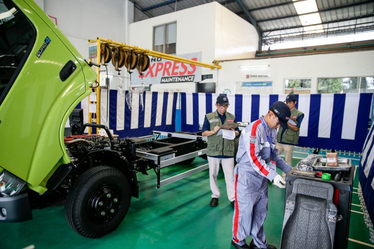 Teknisi dari salah satu diler Hino mengikuti kompetisi Customer Satisfaction Contest 2025