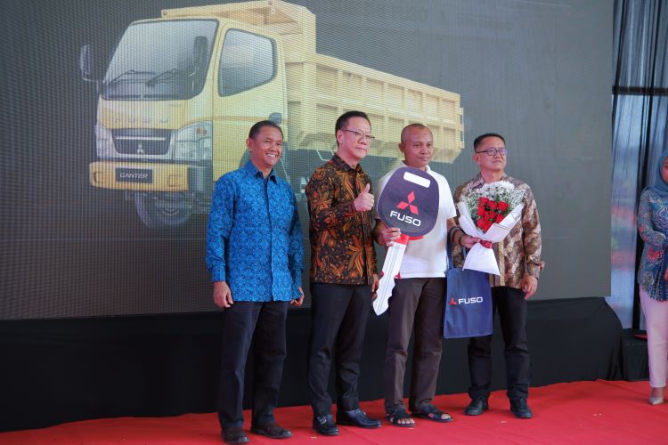 Petinggi Mitsubishi Fuso dan Dipo Internasional menyerahkan unit truk ke konsumen