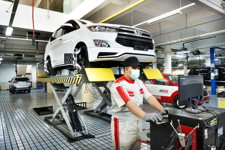 Mekanik Auto2000 memeriksa kaki-kaki mobil setelah perjalanan jauh saat libur panjang