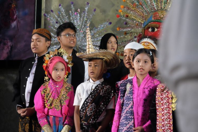 Anak penerima beasiswa FIFGROUP menggunakan pakaian adat dari berbagai daerah