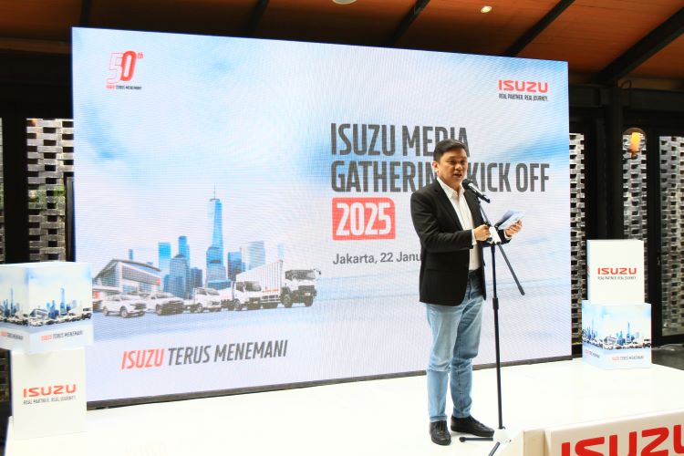  President Director PT IAMI, Yusak Kristian Solaeman saat menyampaikan pencapaian Isuzu di pasar Indonesia