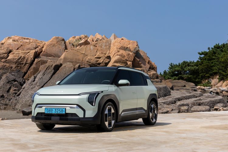 Tampilan Kia EV3 yang meraih penghargaan WWCOTY 2025