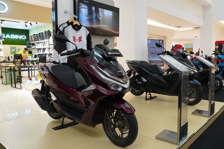 Deretan motor Honda yang didisplay dalam sebuah pameran