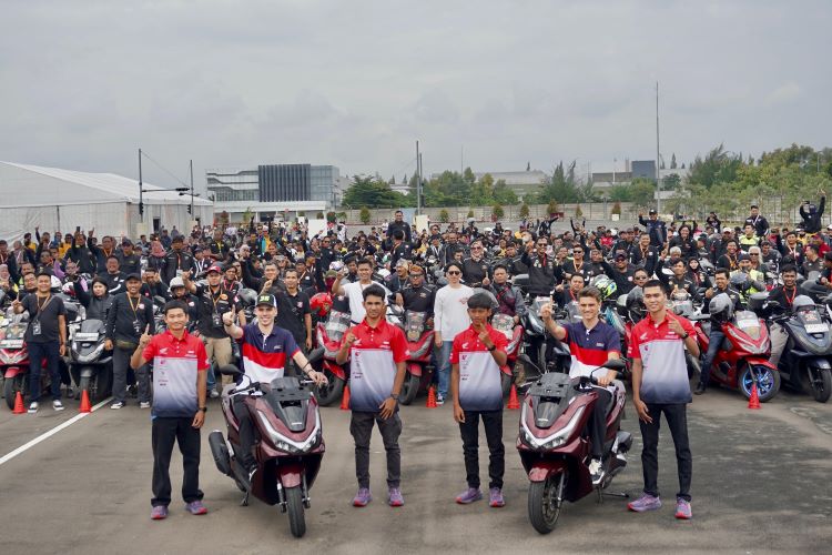 Pebalap MotoGP Joan Mir dan Luca Marini berpose bersama pembalap AHRT dan komunitas motor Honda