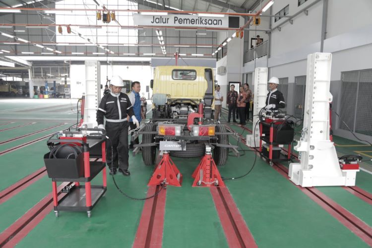 Teknisi Fuso sementara melakukan perawatan kepada truk partner bisnis