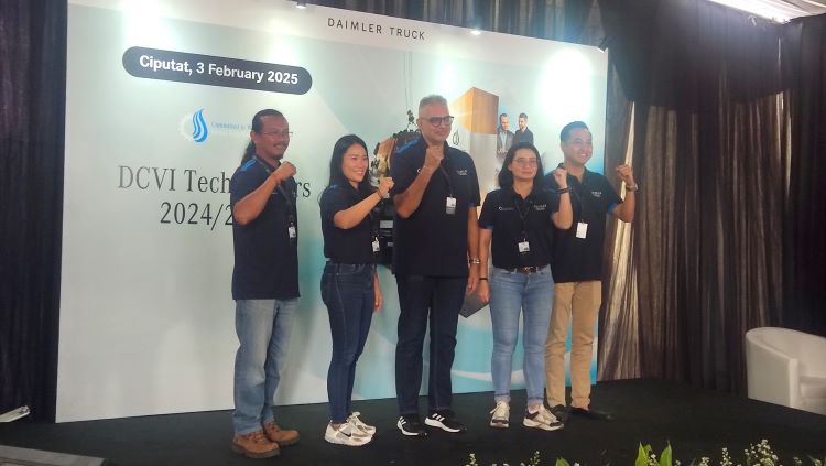 Petinggi PT Daimler Commercial Vehicles Indonesia (DCVI) dalam konfrensi pers terkait kompetisi DCVI TechMasters 2024-2025 di Ciputat, Tangerang Selatan