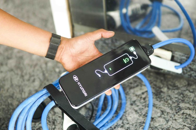 Pengecasan baterai mobil listrik Hyudai yang praktis dan efisien