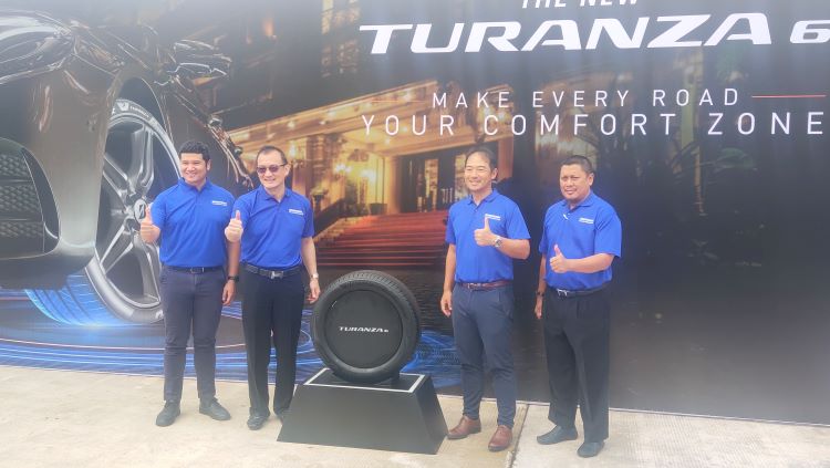 Presiden Direktur Bridgestone Tire Indonesia didampingi dengan manajemen Bridgestone berfoto bersama ban terbaru mereka Turanza 6