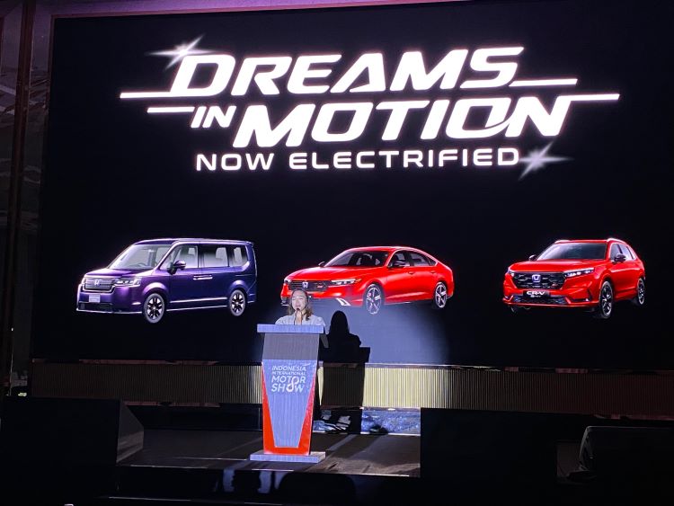 PR & Event Department Head PT Honda Prospect Motor, Yessy Anastasia saat memaparkan konten Honda di IIMS 2025