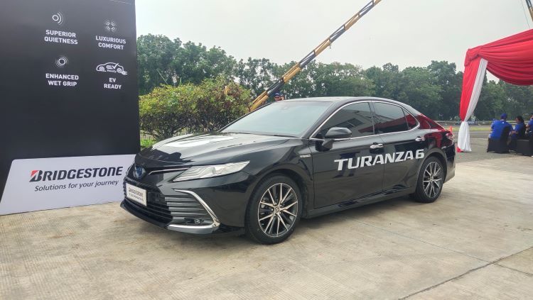 Ban Bridgestone Turanza 6 yang dipakai pada mobil Toyota Camry Hybrid 
