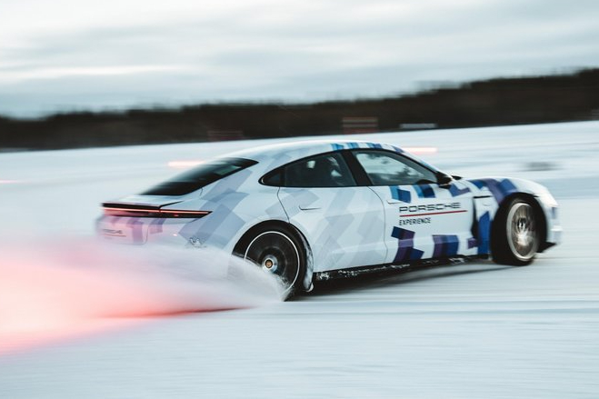 Aksi Drifting Terpanjang Porsche Taycan Di Lintasan Es (Foto: Porsche)