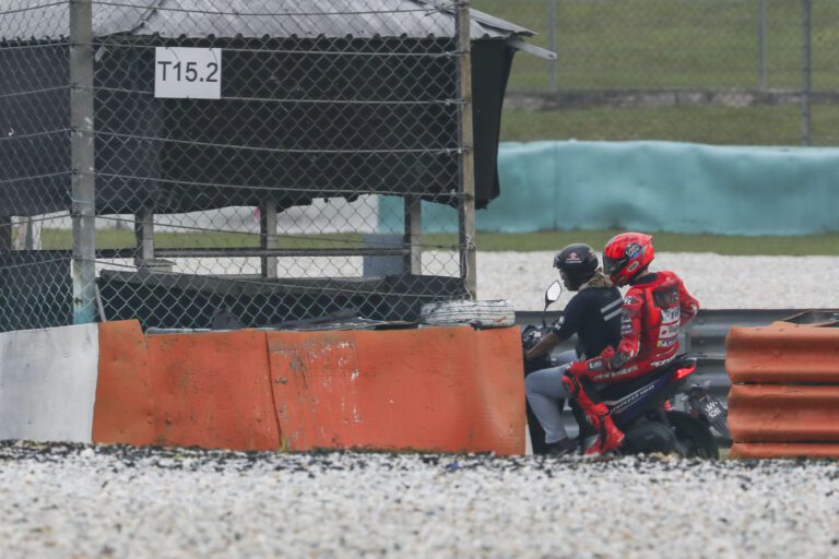 Marc Marquez (Spanyol/Ducati) usai crash di T9 Sirkuit Sepang. (Foto: bikespprt))