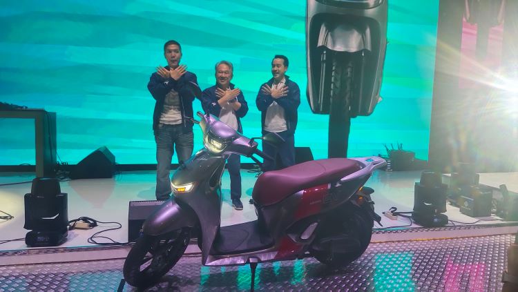 Petingngi Indomobil Emotor saat meluncurkan motor listrik pertamanya Adora di Senayan, Jakarta