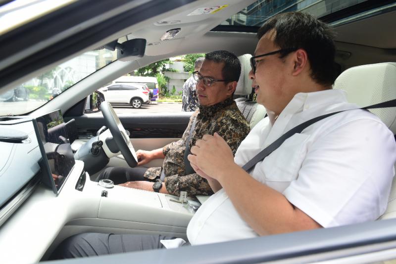 Direktur BKPM Cahyo Purnomo Saat Menjajal Mobil Listrik Geely EX5 (Foto: Geely Auto Indonesia)