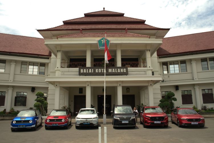 Deretan mobil ramah lingkungan Honda di depan Balai Kota Malang 